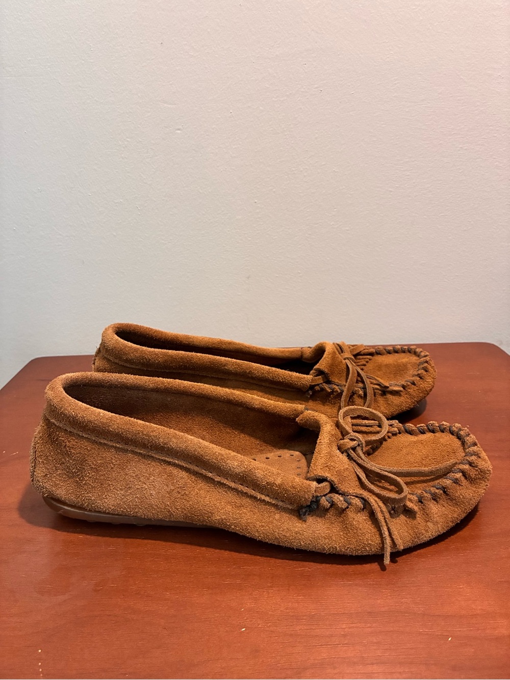 Minnetonka Kilty Moccasins Women’s Size 8.5 Brown Soft Suede Fringe Rubber Sole - Picture 2 of 12